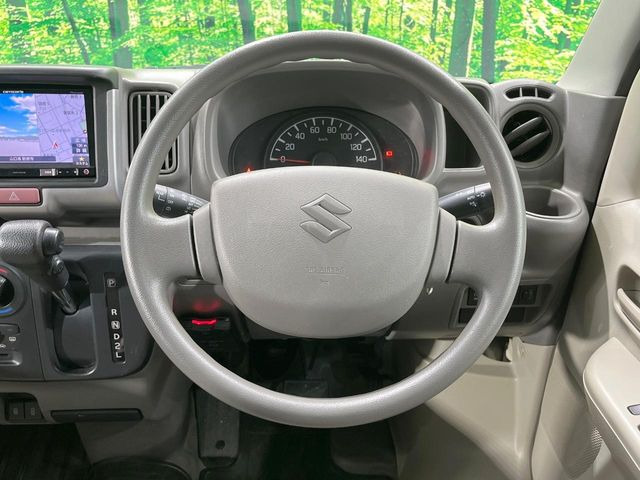 �C���e���A�ɍ��킹���f�U�C���̃X�e�A�����O�́A�^�]�������̂��Ƃ��l���A�^�]���₷���`��A�傫���ł��B�����x�A���ۂɐG���Ă��m���߂��������B