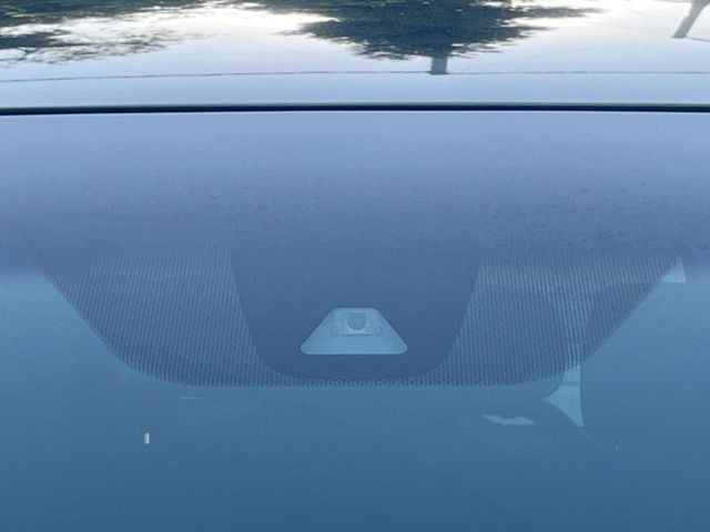【ホンダセンシング】走行中に前方の車両等を認識し、衝突しそうな時は警報とブレーキで衝突回避と被害軽減をアシスト。より安全にドライブをお楽しみいただけます。