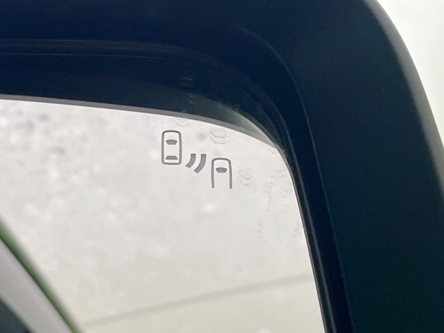 【ブラインドスポットワーニング】走行中、ドアミラーの死角になりやすい箇所に後続車が接近するとサイドミラー付近に警告を表示、ドライバーに注意喚起をしてくれます。