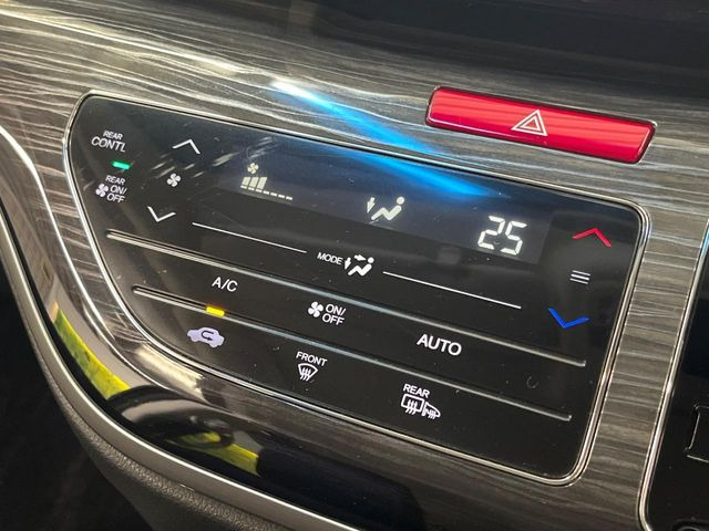 【オートエアコン】一度お好みの温度に設定すれば、車内の温度を検知し風量や温度を自動で調整。暑い&hellip;寒い&hellip;と何度もスイッチ操作をする必要はありません。快適な車内空間には必須の機能ですね♪