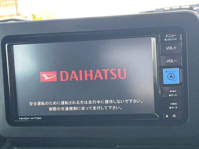 【純正ナビ】人気の純正ナビを装備しております。ナビの使いやすさはもちろん、オーディオ機能も充実!キャンプや旅行はもちろん、通勤や買い物など普段のドライブも楽しくなるはず♪