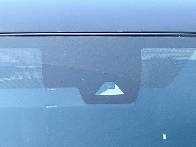 【エマージェンシーブレーキ】走行中に前方の車両等を認識し、衝突しそうな時は警報とブレーキで衝突回避と被害軽減をアシスト。より安全にドライブをお楽しみいただけます。