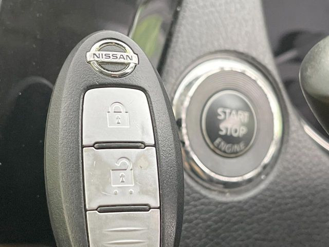 【インテリジェントキー】カバンやポケットに入れたままでもドアの施錠・解錠が可能なスマートキーを装備。エンジンのオン・オフ時もカギを取り出す必要が無いからとっても便利です♪