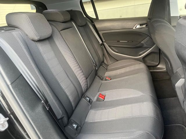 ●後席:大人が乗車しても窮屈さを感じないほど、足元も広々しております。