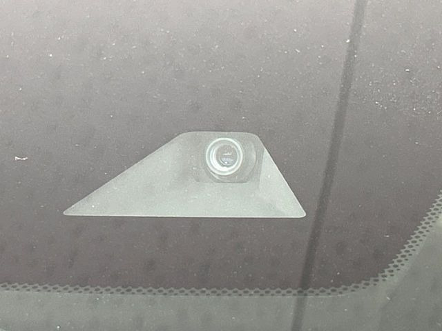 【エマージェンシーブレーキ】走行中に前方の車両等を認識し、衝突しそうな時は警報とブレーキで衝突回避と被害軽減をアシスト。より安全にドライブをお楽しみいただけます。