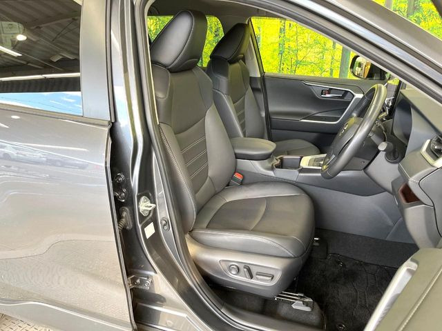 運転席シート廻りは使用感も少なく、良好な状態となっています。前オーナー様が丁寧に使っていたことがよくわかりますね。
