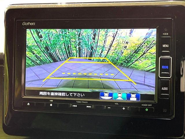 【バックカメラ】駐車時に後方がリアルタイム映像で確認できます。大型商業施設や立体駐車場での駐車時や、夜間のバック時に大活躍!運転スキルに関わらず、今や必須となった装備のひとつです!