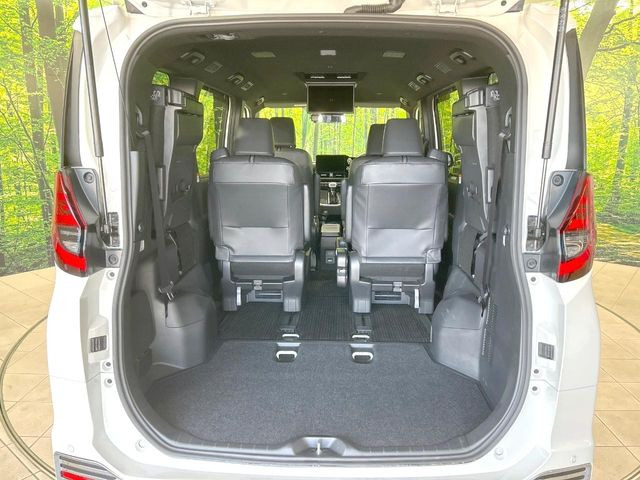 後席を格納すると、これだけの広さが!シーンに合わせたシートアレンジで、大きな荷物も積むことが出来ます♪