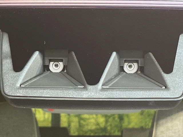 【スマートアシスト】走行中に前方の車両等を認識し、衝突しそうな時は警報とブレーキで衝突回避と被害軽減をアシスト。より安全にドライブをお楽しみいただけます。