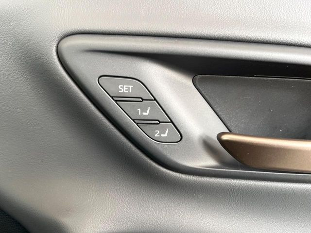 【メモリー機能付きパワーシート】ドライバーごとに設定したシート位置を記憶して、ボタン一つで切り替えできる便利な機能!運転する方が複数名いらっしゃるご家庭におすすめです♪