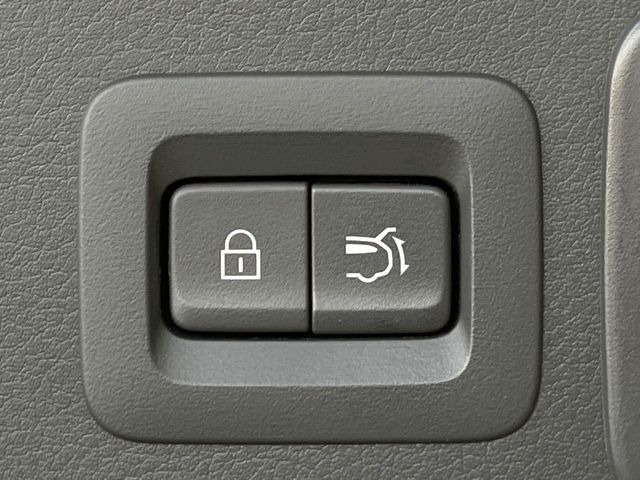 【パワーバックドア】スマートキーや運転席のボタンを押すだけでリアゲートが自動で開閉します!荷物を持っている時や、高い位置にあるバックドアを閉める際に便利な機能です♪