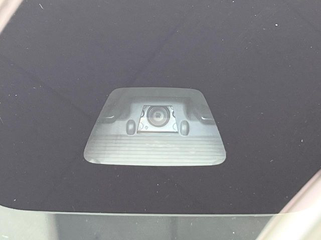 【スマートアシスト】走行中に前方の車両等を認識し、衝突しそうな時は警報とブレーキで衝突回避と被害軽減をアシスト。より安全にドライブをお楽しみいただけます。