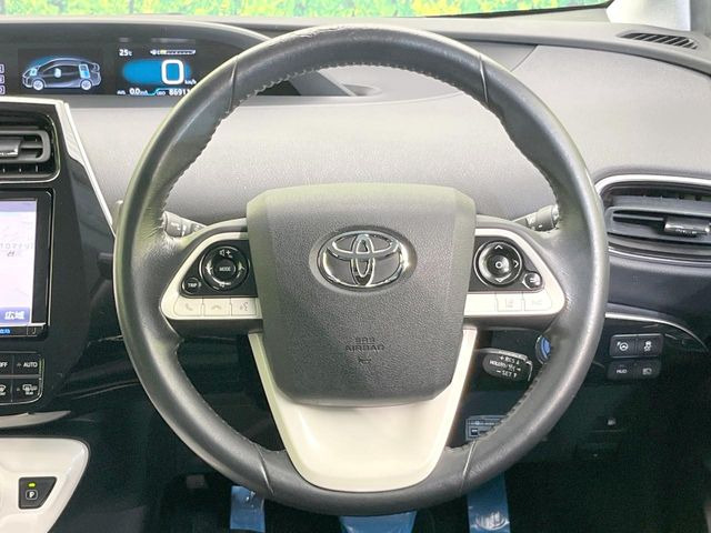 インテリアに合わせたデザインのステアリングは、運転される方のことも考え、運転しやすい形状、大きさです。是非一度、実際に触ってお確かめください。