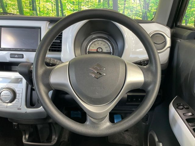 �C���e���A�ɍ��킹���f�U�C���̃X�e�A�����O�́A�^�]�������̂��Ƃ��l���A�^�]���₷���`��A�傫���ł��B�����x�A���ۂɐG���Ă��m���߂��������B