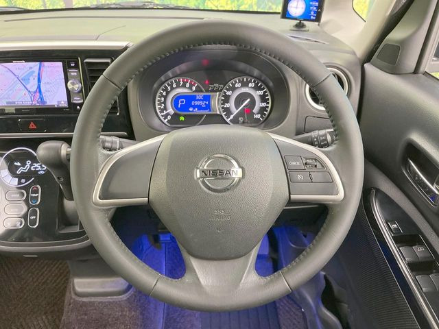�C���e���A�ɍ��킹���f�U�C���̃X�e�A�����O�́A�^�]�������̂��Ƃ��l���A�^�]���₷���`��A�傫���ł��B�����x�A���ۂɐG���Ă��m���߂��������B