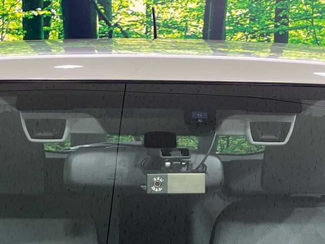 【アイサイトVer2】前方の車両等を検知し、衝突しそうな時は警報で注意を促し、ブレーキを踏む力をサポート。ブレーキを踏めなかった場合は衝突被害軽減ブレーキが作動、衝突回避をサポートします。