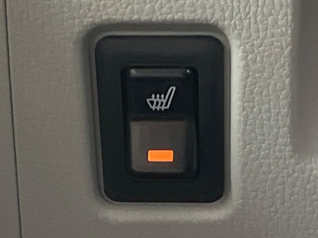 【シートヒーター】寒い日に重宝するシートヒーター!エアコンより早く温まってくれるので寒がりの人も安心ですね♪エアコンの温風は乾燥するから苦手、という方にもをおすすめです。