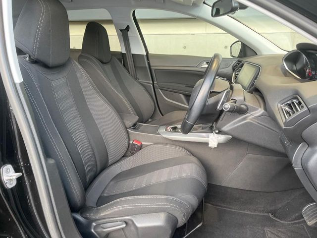 ●前席:ゆったりとしたドライバースペースで、長時間の運転でも快適にお過ごしいただけます。