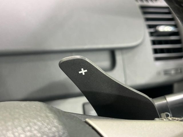 【パドルシフト】ハンドルから手を離さずに素早くシフトアップ&ダウンができるので、エンジンブレーキを使う下り坂や高速道路の合流で加速したい場面で役立ちます。