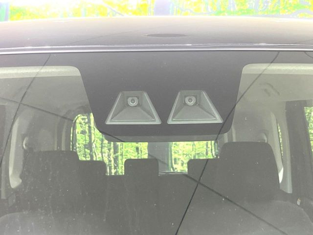 【スマートアシスト】走行中に前方の車両等を認識し、衝突しそうな時は警報とブレーキで衝突回避と被害軽減をアシスト。より安全にドライブをお楽しみいただけます。