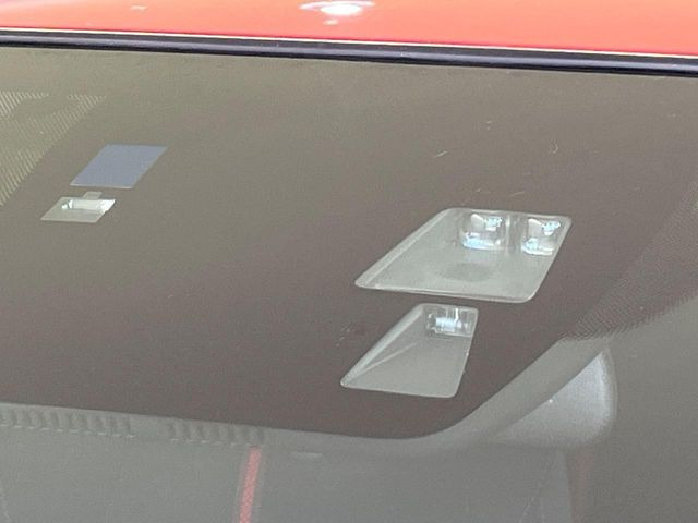 【i-ACTIVESENSE】走行中に前方の車両等を認識し、衝突しそうな時は警報とブレーキで衝突回避と被害軽減をアシスト。より安全にドライブをお楽しみいただけます。