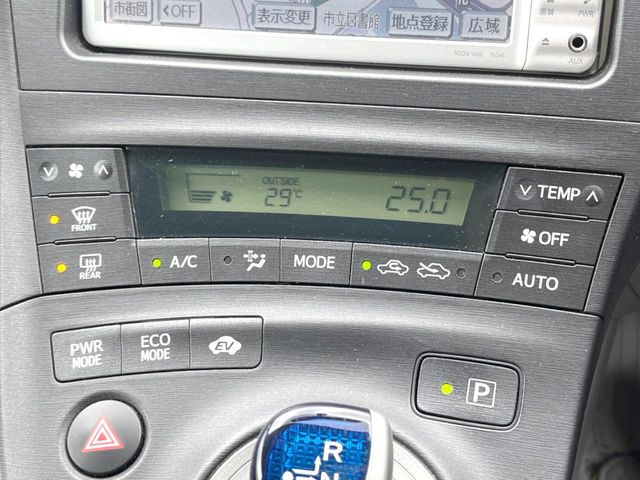 【オートエアコン】一度お好みの温度に設定すれば、車内の温度を検知し風量や温度を自動で調整。暑い&hellip;寒い&hellip;と何度もスイッチ操作をする必要はありません。快適な車内空間には必須の機能ですね♪
