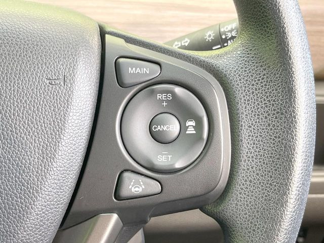 【アダプティブクルーズコントロール】高速道路での長距離走行が楽に!!自動で速度を保つクルーズコントロールが、衝突軽減システムと連携し、前方の車両を感知して車間を保つように速度調節してくれます!!