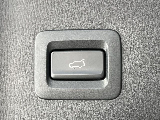 【パワーバックドア】スマートキーや運転席のボタンを押すだけでリアゲートが自動で開閉します!荷物を持っている時や、高い位置にあるバックドアを閉める際に便利な機能です♪