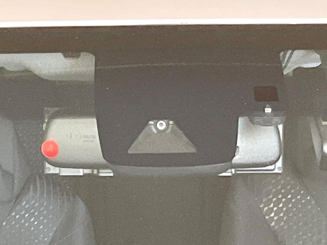 【トヨタセーフティセンス】走行中に前方の車両等を認識し、衝突しそうな時は警報とブレーキで衝突回避と被害軽減をアシスト。より安全にドライブをお楽しみいただけます。
