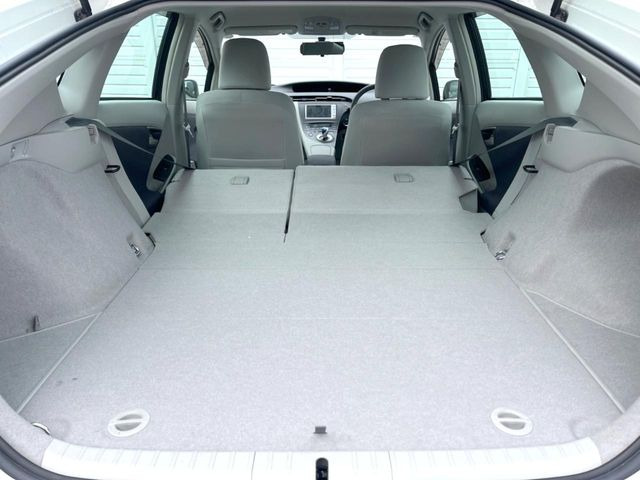 積み下ろしのしやすいデッキにはたっぷりと荷物を積み込んでいただけます。遊びから仕事まで、様々なシーンで頼れます♪