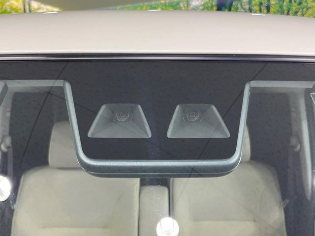 【スマートアシスト】走行中に前方の車両等を認識し、衝突しそうな時は警報とブレーキで衝突回避と被害軽減をアシスト。より安全にドライブをお楽しみいただけます。