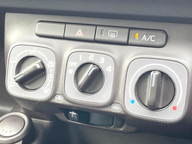 寒い冬も暑い夏も全席に快適な空調を届けてくれる、ダイヤル式エアコンを装備♪