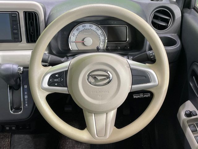 インテリアに合わせたデザインのステアリングは、運転される方のことも考え、運転しやすい形状、大きさです。是非一度、実際に触ってお確かめください。