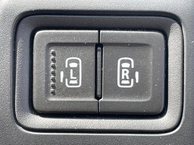 【両側パワースライドドア】スマートキーや運転席のスイッチで後席両側スライドドアの開閉が可能♪電動だから力を入れてドアを開ける必要が無く、小さなお子様でも簡単に開け閉めでき快適です♪