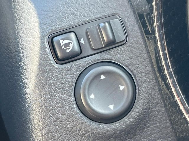 【電動格納ミラー】サイドミラーは電動格納式となっており、狭い駐車場でもキズがつくリスクを抑えられます。
