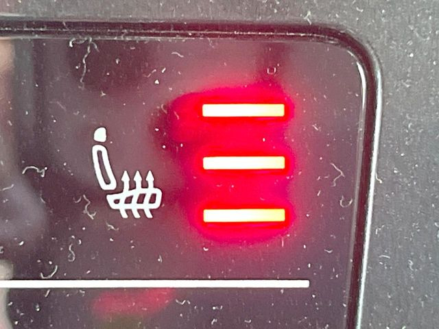 ●フロントシートヒーティング:運転席・助手席共に三段階で調節が可能なシートヒーターを装備しております。季節を問わず快適にご使用いただけます。