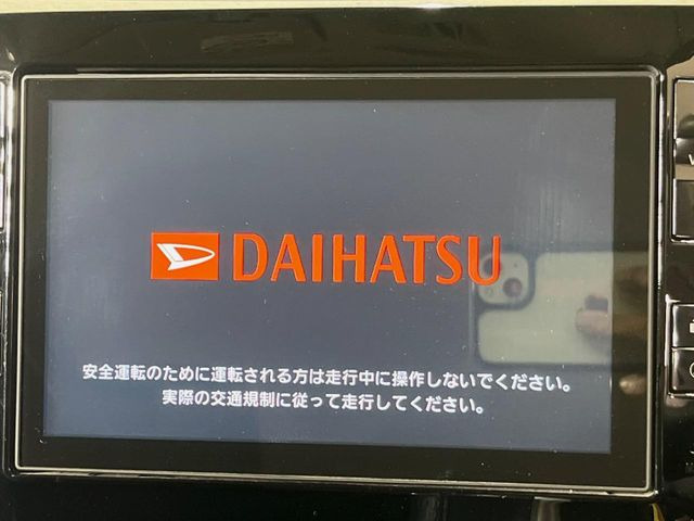 【純正ナビ】人気の純正ナビを装備しております。ナビの使いやすさはもちろん、オーディオ機能も充実!キャンプや旅行はもちろん、通勤や買い物など普段のドライブも楽しくなるはず♪