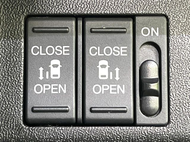 【両側パワースライドドア】スマートキーや運転席のスイッチで後席両側スライドドアの開閉が可能♪電動だから力を入れてドアを開ける必要が無く、小さなお子様でも簡単に開け閉めでき快適です♪