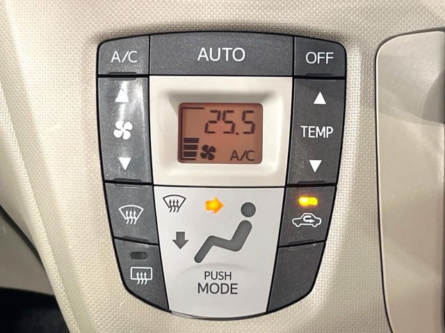 【オートエアコン】一度お好みの温度に設定すれば、車内の温度を検知し風量や温度を自動で調整。暑い&hellip;寒い&hellip;と何度もスイッチ操作をする必要はありません。快適な車内空間には必須の機能ですね♪