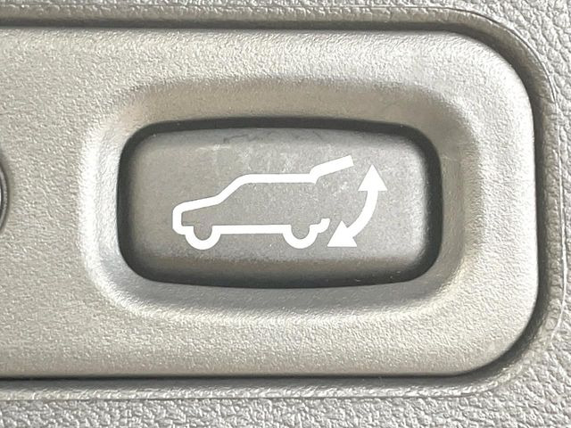 【パワーバックドア】スマートキーや運転席のボタンを押すだけでリアゲートが自動で開閉します!荷物を持っている時や、高い位置にあるバックドアを閉める際に便利な機能です♪