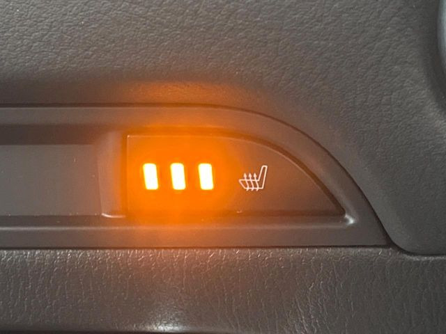 【シートヒーター】寒い日に重宝するシートヒーター!エアコンより早く温まってくれるので寒がりの人も安心ですね♪エアコンの温風は乾燥するから苦手、という方にもをおすすめです。