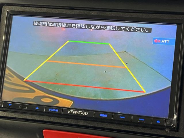 【バックカメラ】駐車時に後方がリアルタイム映像で確認できます。大型商業施設や立体駐車場での駐車時や、夜間のバック時に大活躍!運転スキルに関わらず、今や必須となった装備のひとつです!