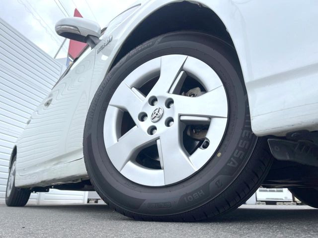 【純正15インチアルミホイール】外観にマッチした純正アルミホイールを装着しております。各種社外アルミホイールや、スタッドレスタイヤも取扱いしております。是非ご相談ください♪