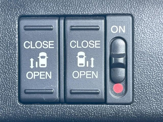 【両側パワースライドドア】スマートキーや運転席のスイッチで後席両側スライドドアの開閉が可能♪電動だから力を入れてドアを開ける必要が無く、小さなお子様でも簡単に開け閉めでき快適です♪