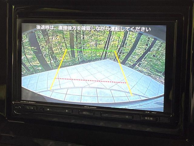 【バックカメラ】駐車時に後方がリアルタイム映像で確認できます。大型商業施設や立体駐車場での駐車時や、夜間のバック時に大活躍!運転スキルに関わらず、今や必須となった装備のひとつです!