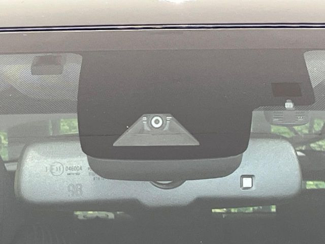 【プリクラッシュセーフティ】前方の車両等を検知し、衝突しそうな時は警報で注意を促し、ブレーキを踏む力をサポート。ブレーキを踏めなかった場合は衝突被害軽減ブレーキが作動、衝突回避をサポートします。