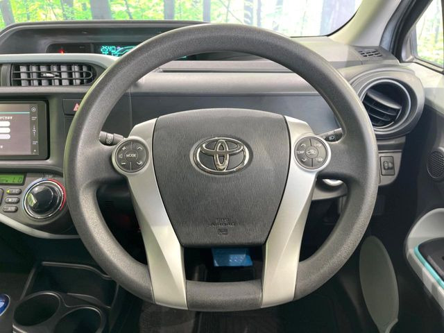 �C���e���A�ɍ��킹���f�U�C���̃X�e�A�����O�́A�^�]�������̂��Ƃ��l���A�^�]���₷���`��A�傫���ł��B�����x�A���ۂɐG���Ă��m���߂��������B