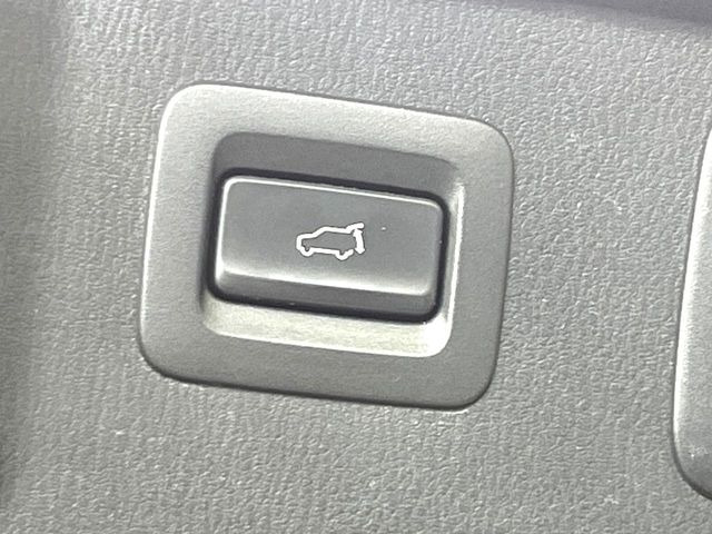【パワーバックドア】スマートキーや運転席のボタンを押すだけでリアゲートが自動で開閉します!荷物を持っている時や、高い位置にあるバックドアを閉める際に便利な機能です♪