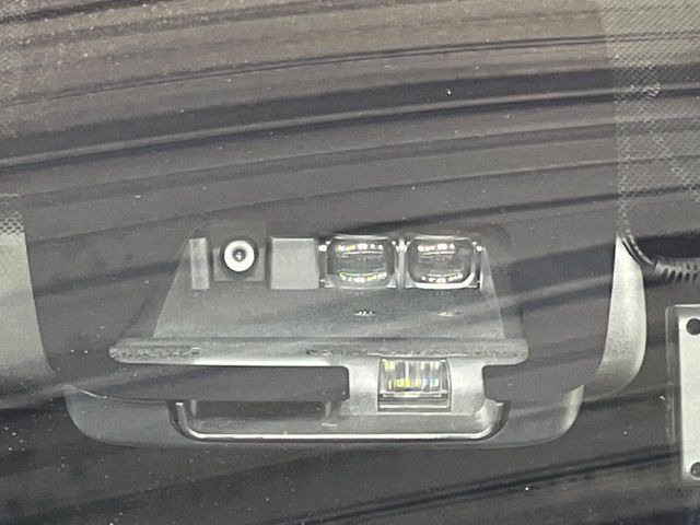 【トヨタセーフティセンス】走行中に前方の車両等を認識し、衝突しそうな時は警報とブレーキで衝突回避と被害軽減をアシスト。より安全にドライブをお楽しみいただけます。