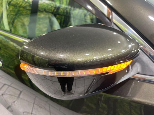 【電動格納ミラー】サイドミラーは電動格納式となっており、狭い駐車場でもキズがつくリスクを抑えられます。